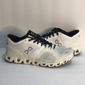 On cloud X Training Running Snickers women’s Size 7 White/Black